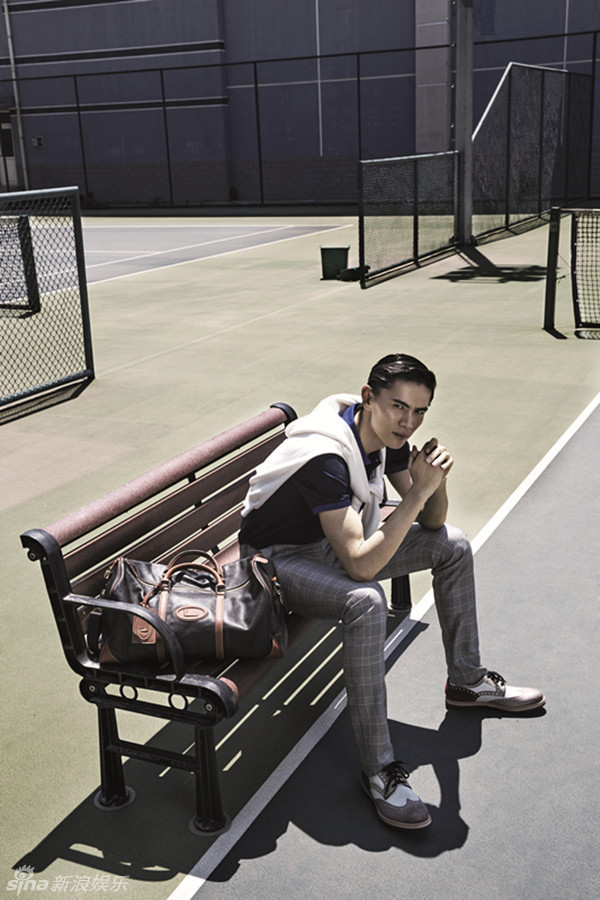 以运动风格为主,尽显简约,时尚大气,而190cm身高的模特身材让鲍春来