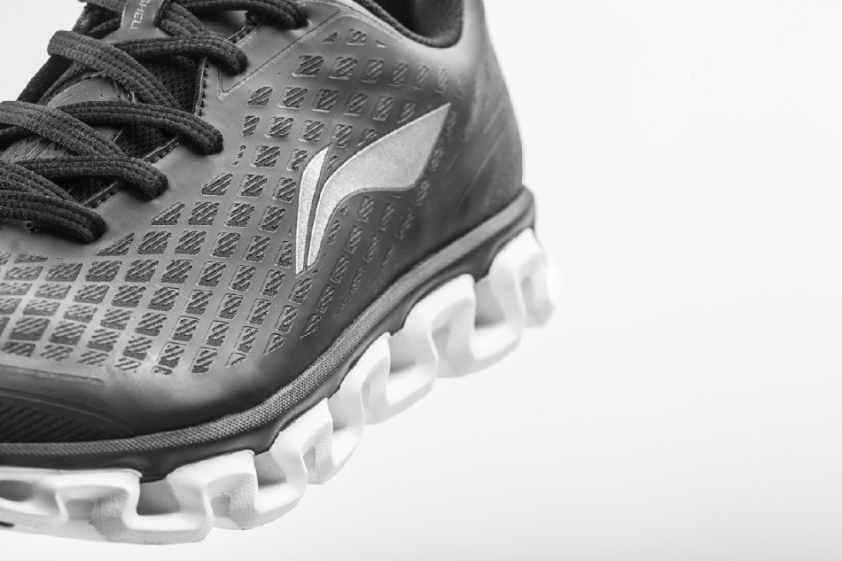 2014年李宁弧四代减震跑鞋男款(黑 蝴蝶蓝)