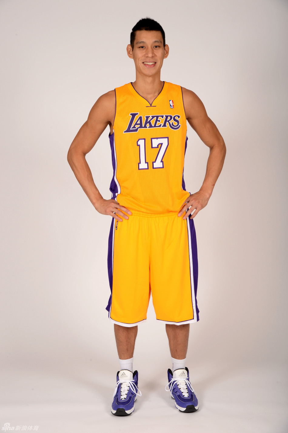 林书豪身披湖人球衣亮相_高清图集_新浪网