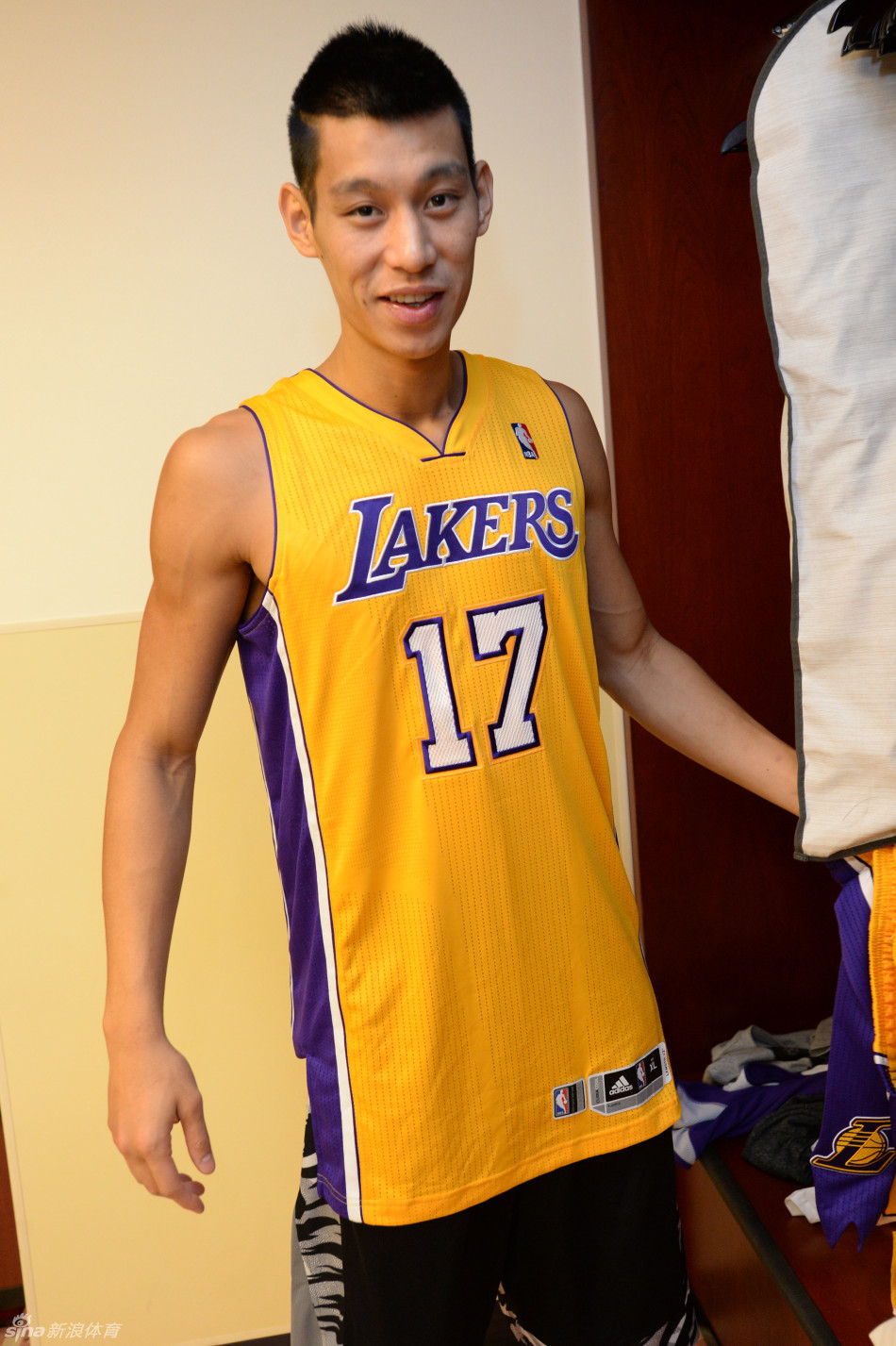 林书豪身披湖人球衣亮相_高清图集_新浪网