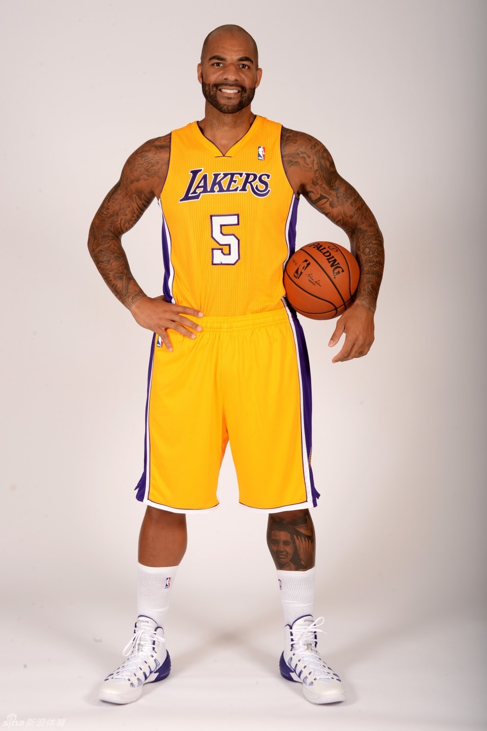 卡洛斯布泽尔正式亮相洛杉矶湖人