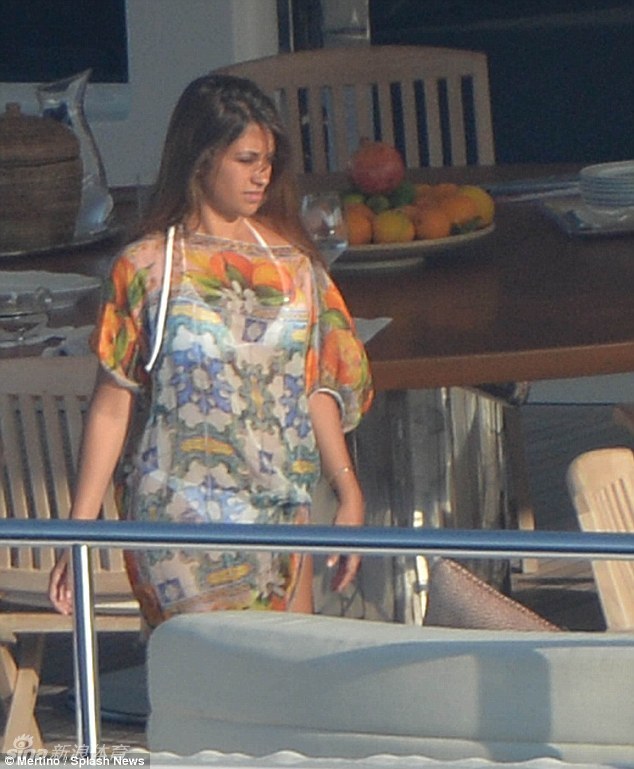 梅西携女友海边度假_高清图集_新浪网