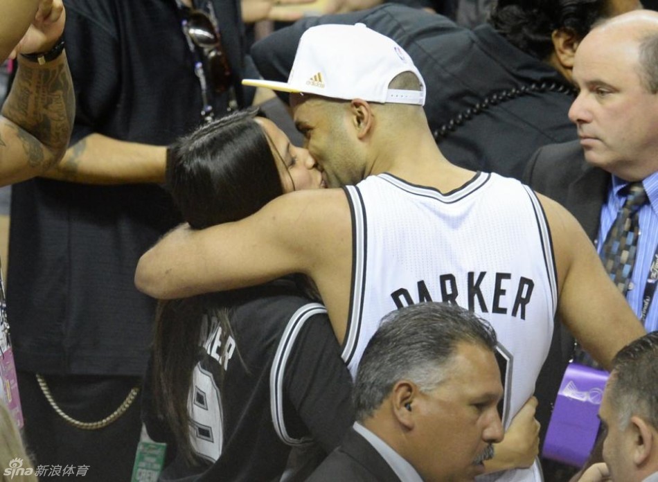 帕克与新婚妻子恩爱瞬间