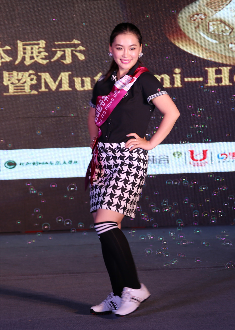 高尔夫选美佳丽t台走秀_高清图集_新浪网