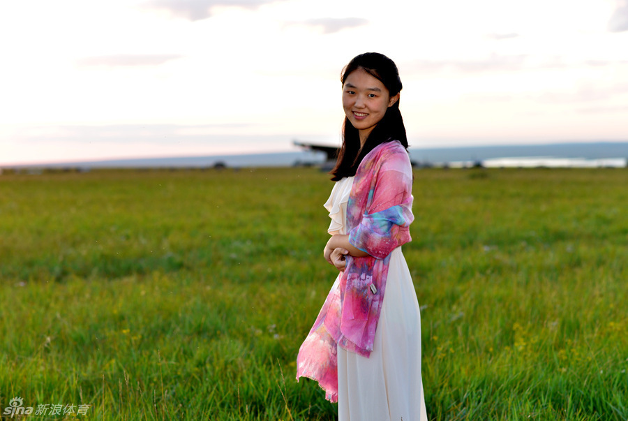 女子棋手草原人像大片_高清图集_新浪网