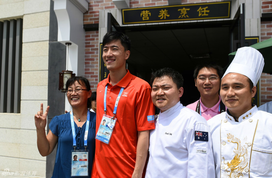 刘翔与运动员共进午餐