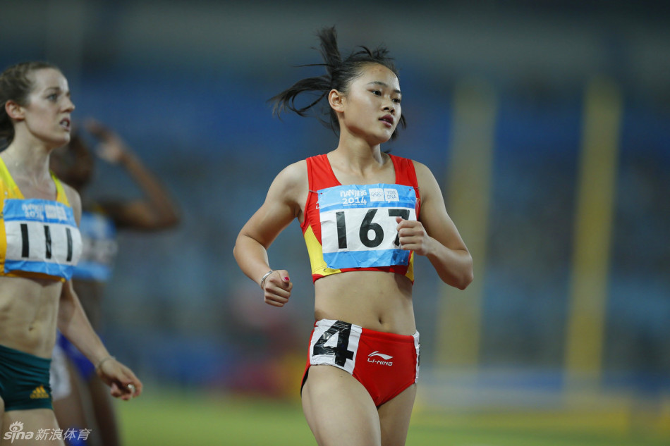 新浪直击梁小静获女子百米冠军_高清图集_新浪网
