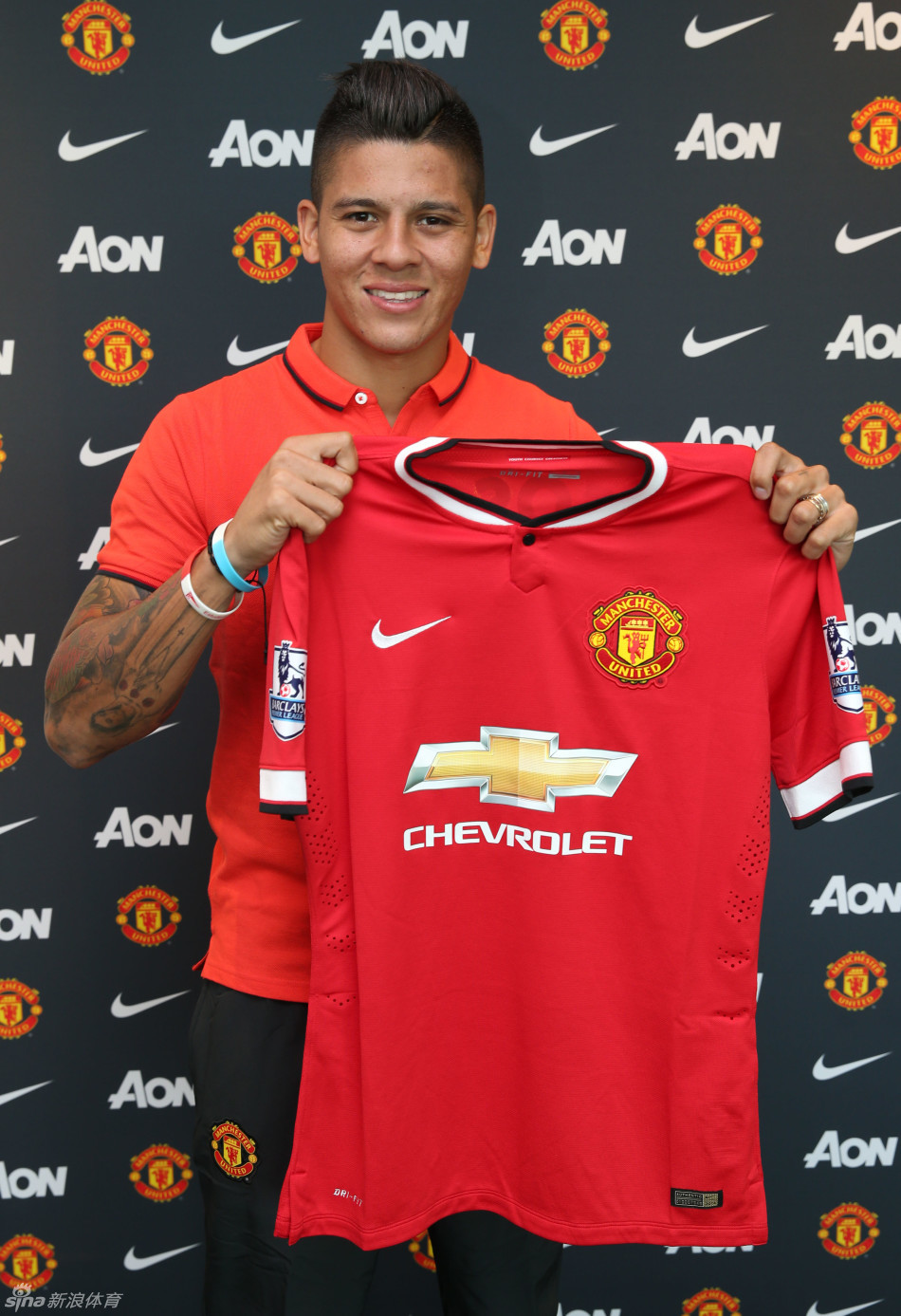 罗霍加盟曼联身披5号球衣_高清图集_新浪网