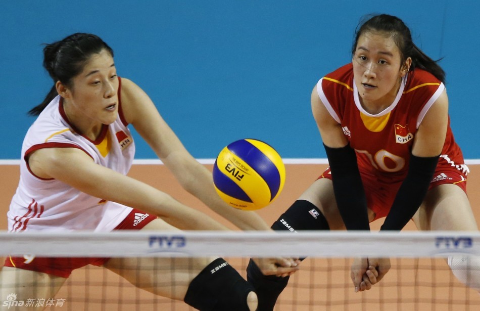 李静在比赛中扣球