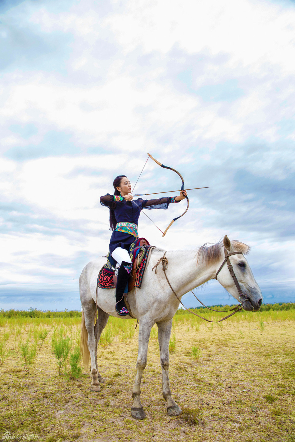 佟丽娅马背骑射英姿飒爽