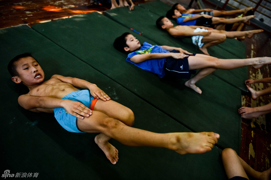 1 / 12 安徽省马鞍山市花山区冯桥小学跳水队由11名小运动员组成,他们