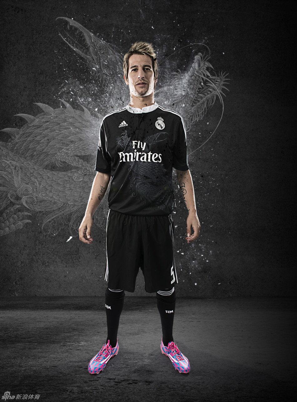c罗贝尔携手宣传皇马霸气全黑球衣