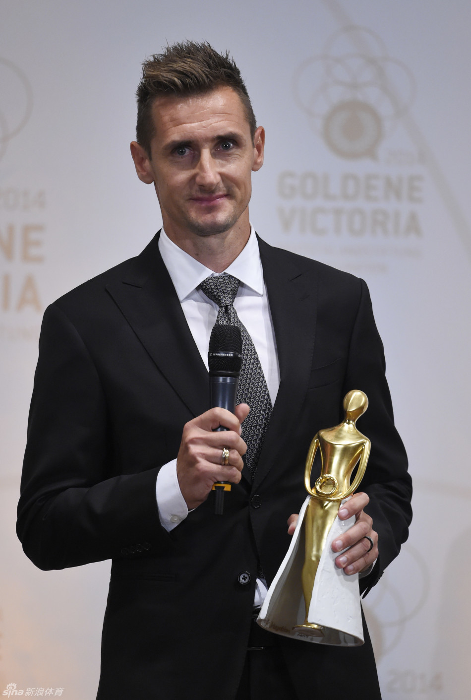 默克尔总理亲授克洛泽奖杯_高清图集_新浪网