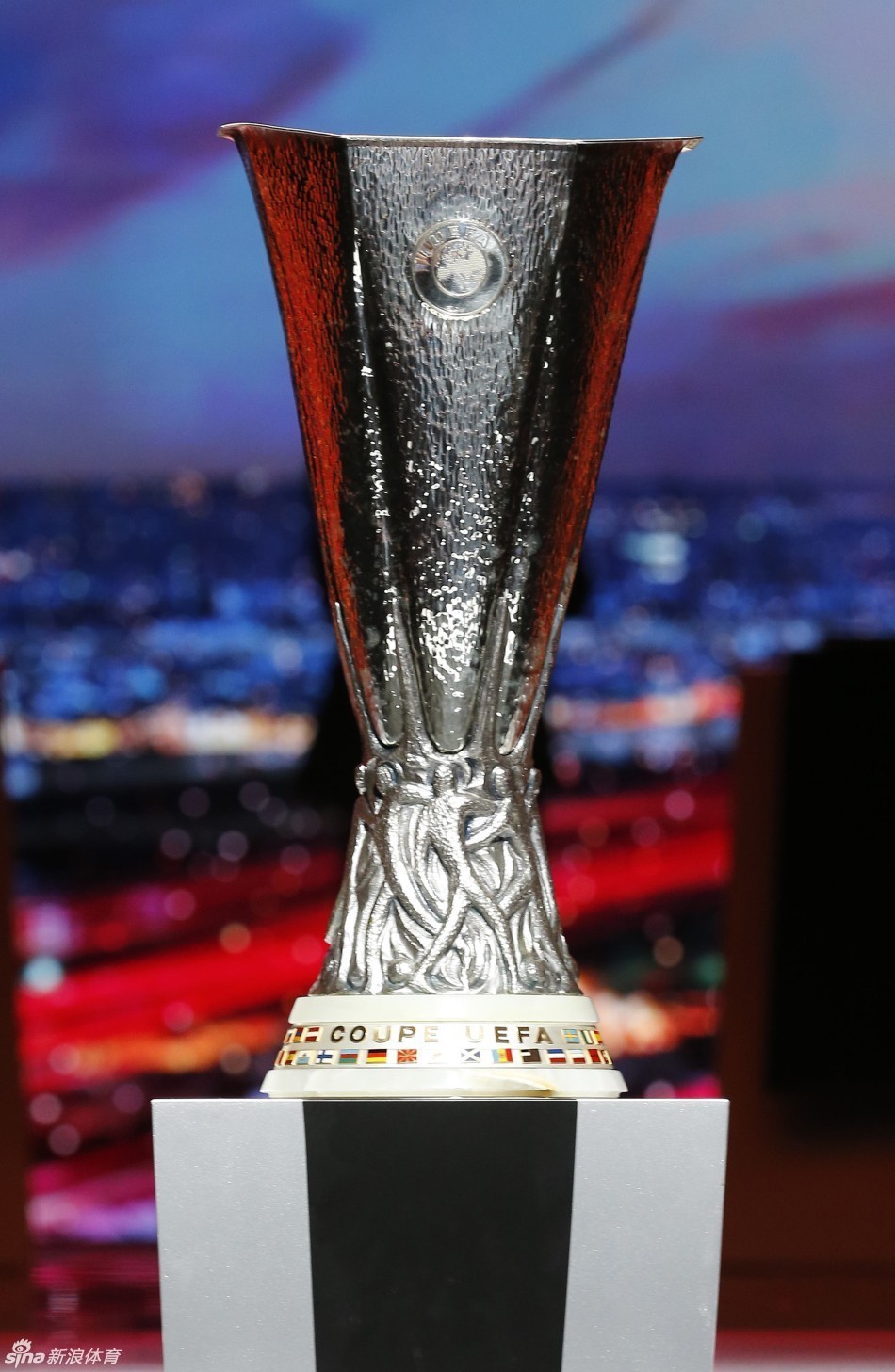 欧联杯冠军奖杯_高清图集_新浪网