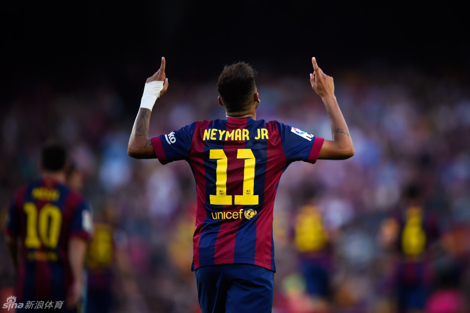 内马尔双手指天庆祝