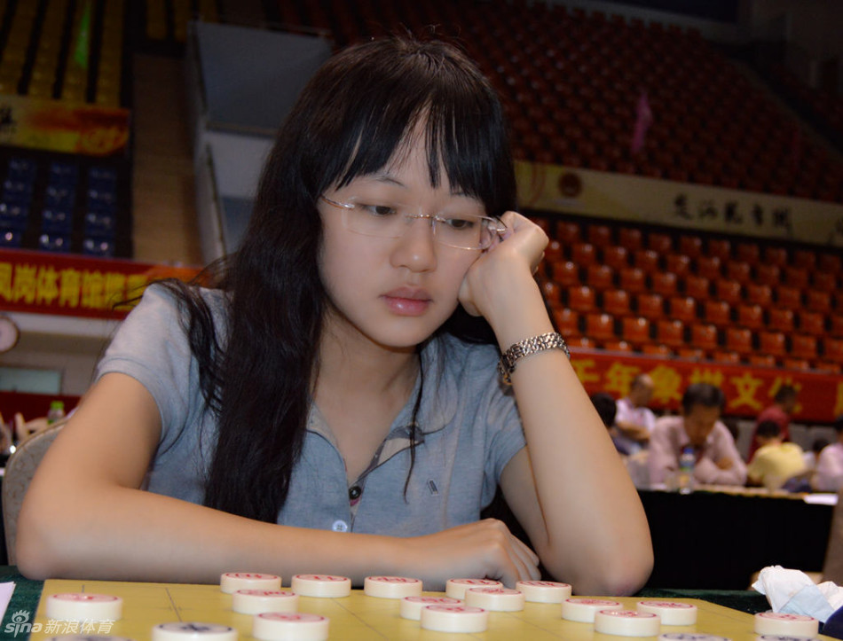 象棋女神时凤兰特写_高清图集_新浪网