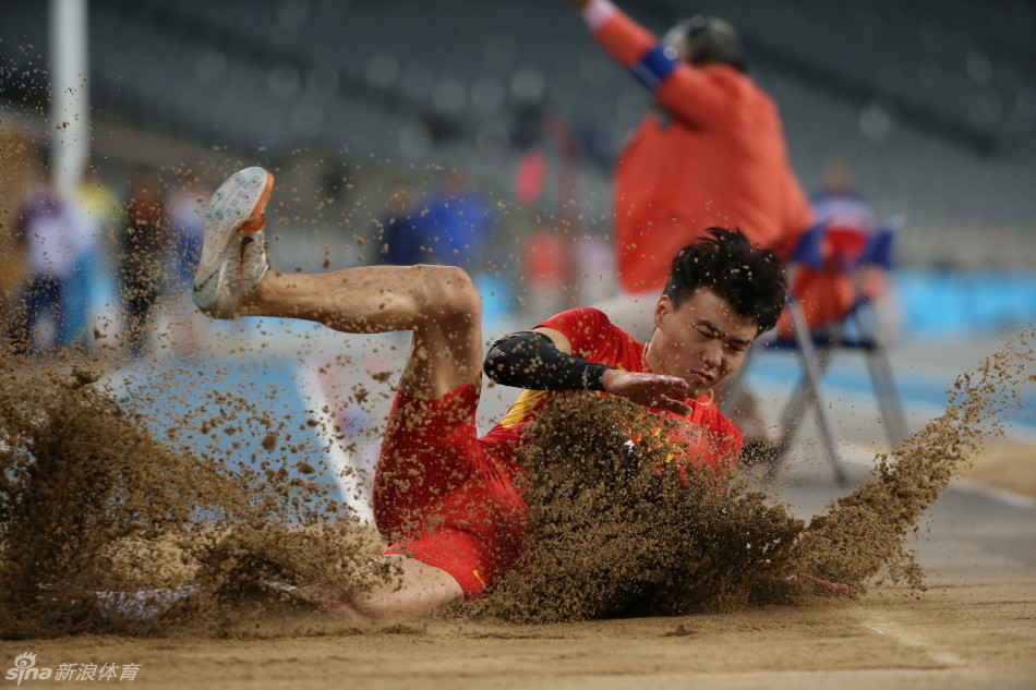 男子跳远李金哲夺冠_高清图集_新浪网