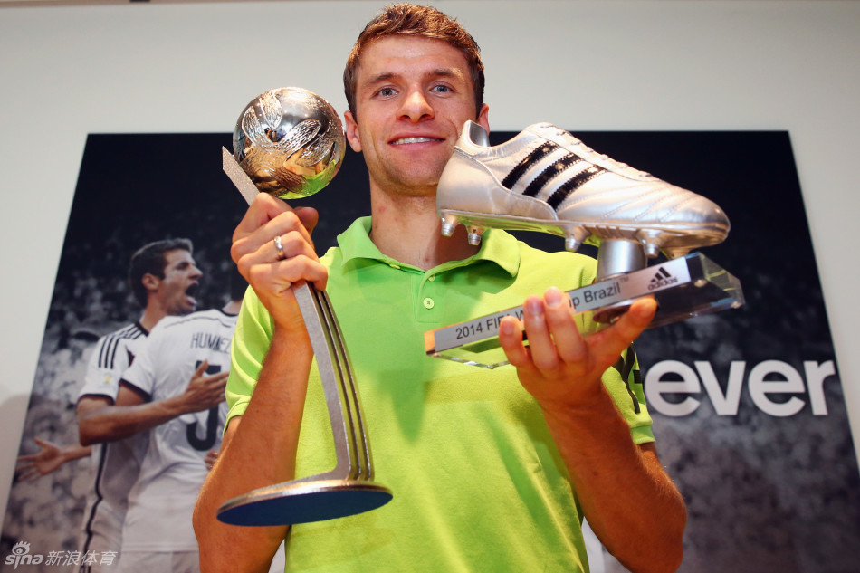 德国球星托马斯-穆勒参观某知名运动品牌总部时接受2014年fifa巴西