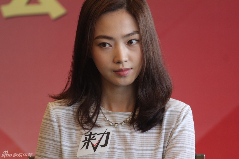 9球美女车侑蓝出席签约会_高清图集_新浪网