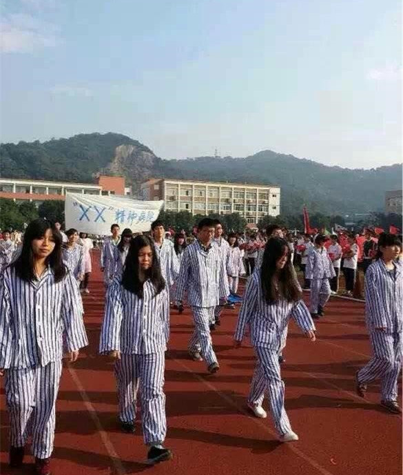 台州一中运动会玩cosplay 挖掘机小黄人都来了