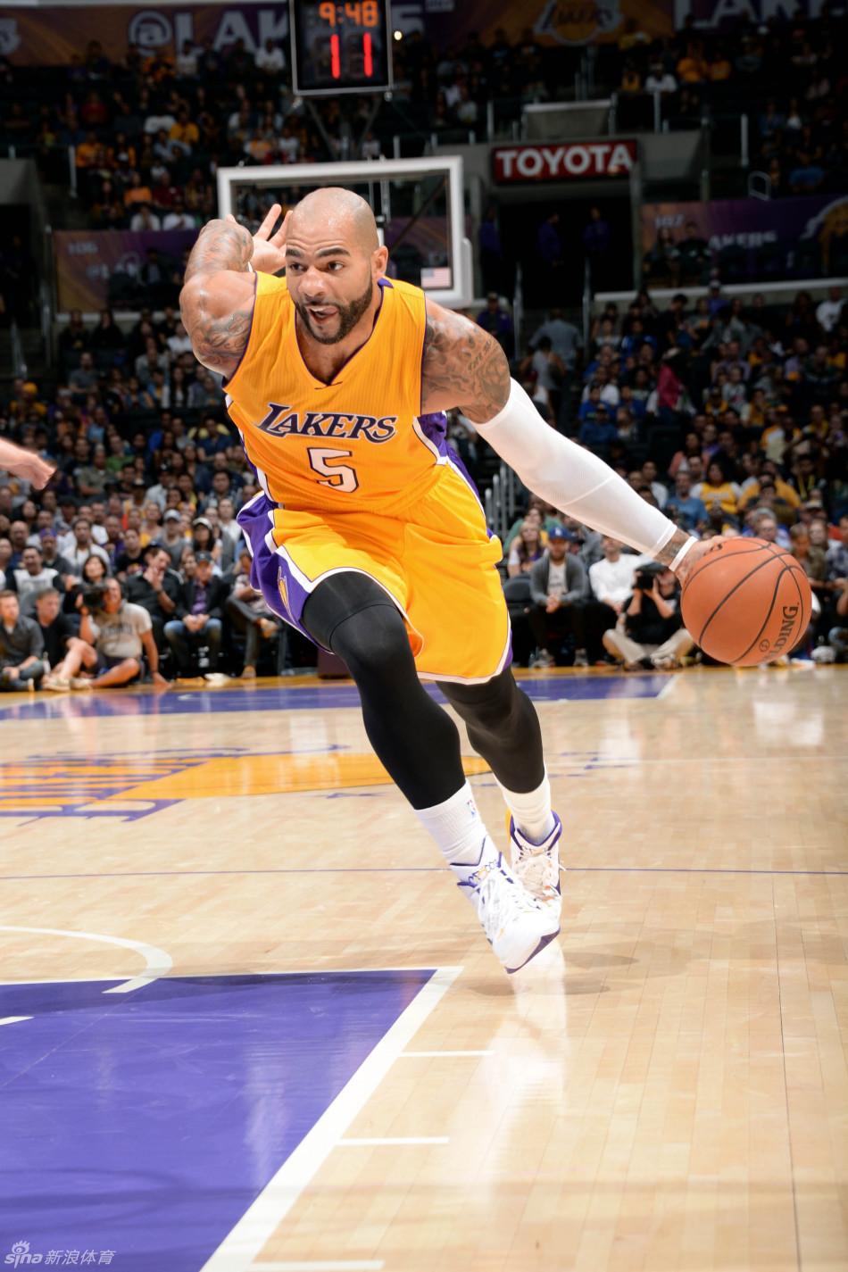 布泽尔冲向篮下