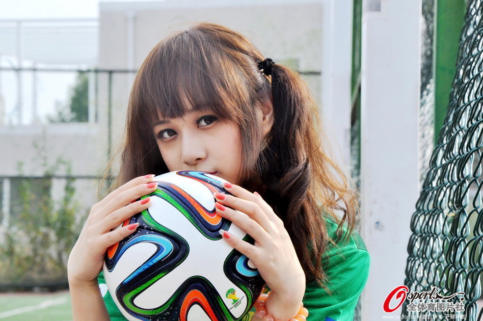 清纯足球宝贝力挺国安