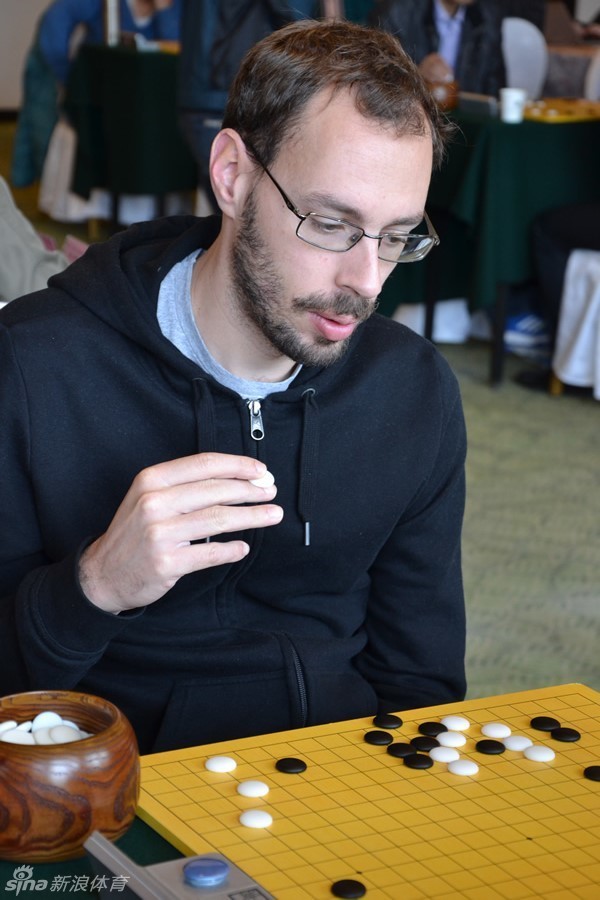 塞尔维亚帅哥出战围棋赛_高清图集_新浪网