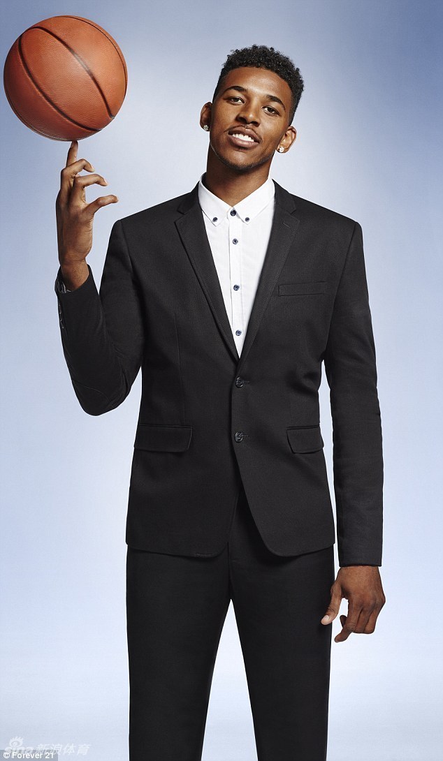 尼克扬和女友拍摄写真_高清图集_新浪网