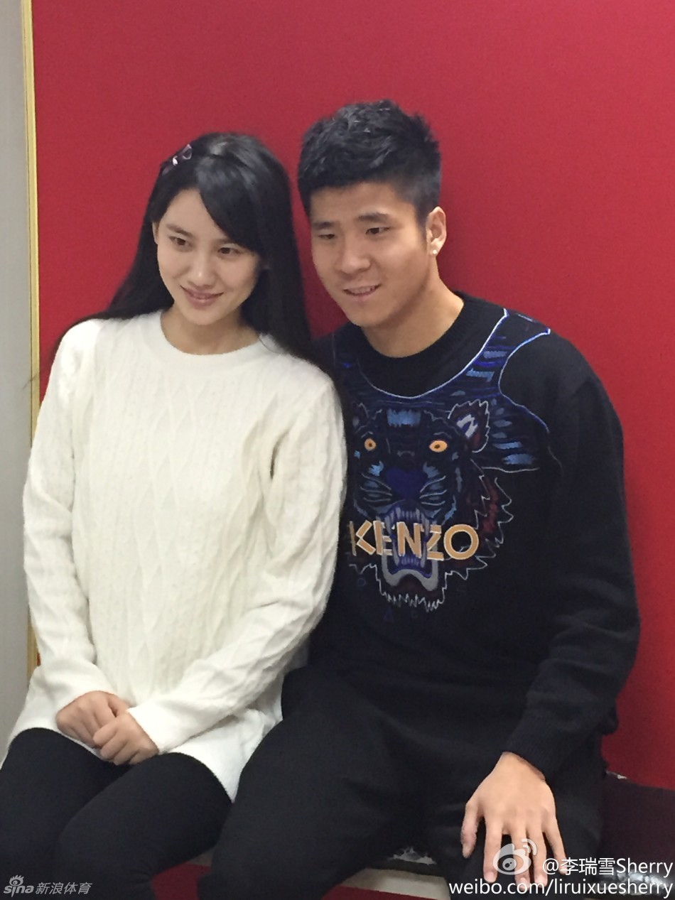 赵明剑与演员女友领证_高清图集_新浪网