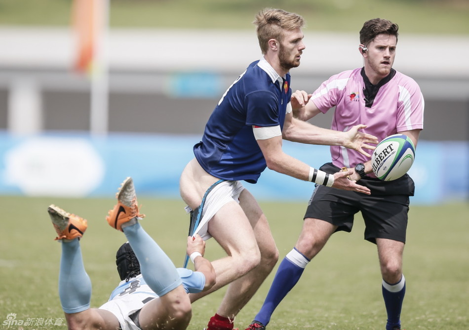 新浪酷图之赛场"扒裤"囧时刻_高清图集_新浪网