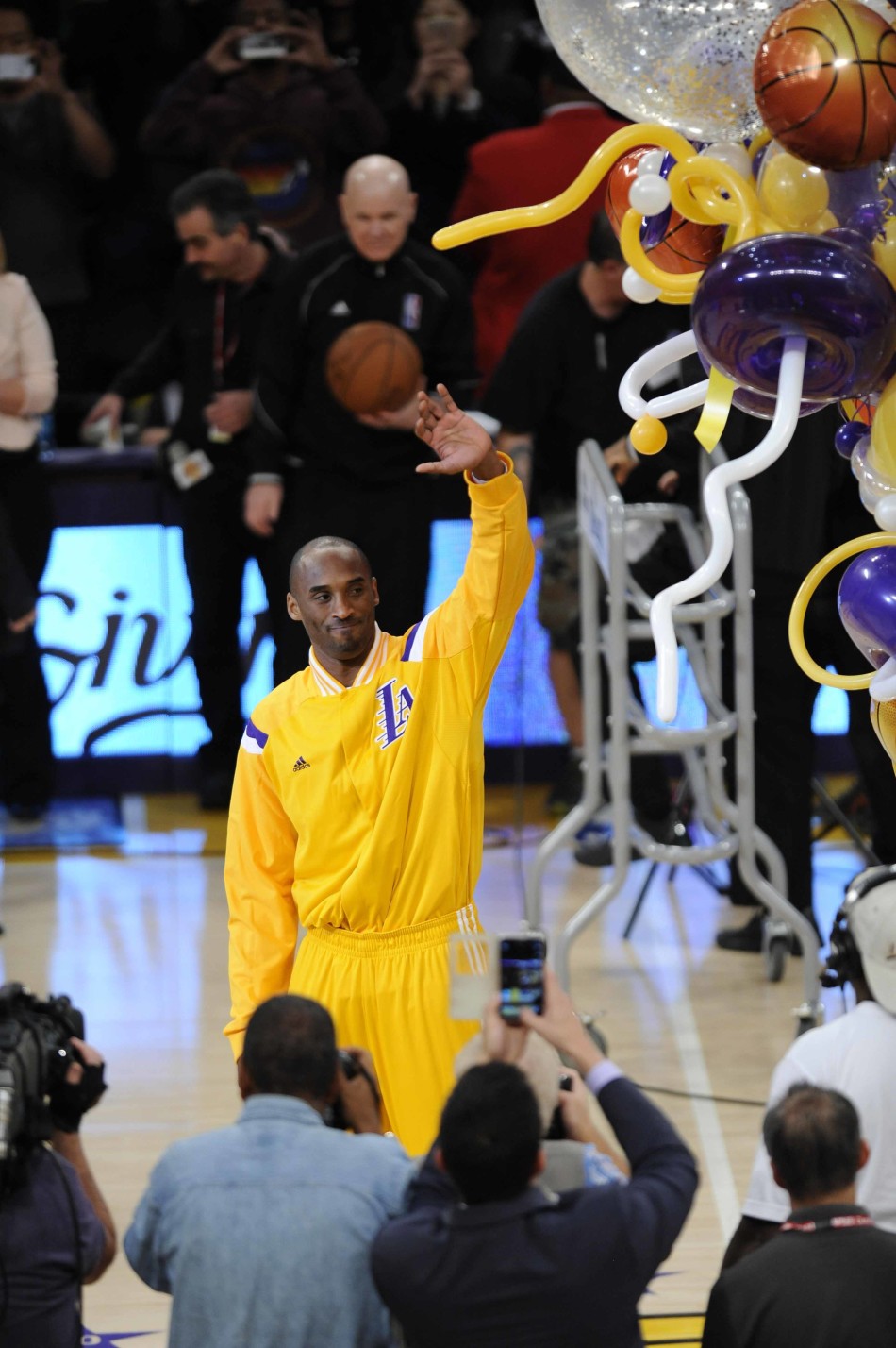 湖人主场为科比举办庆祝活动_高清图集_新浪网