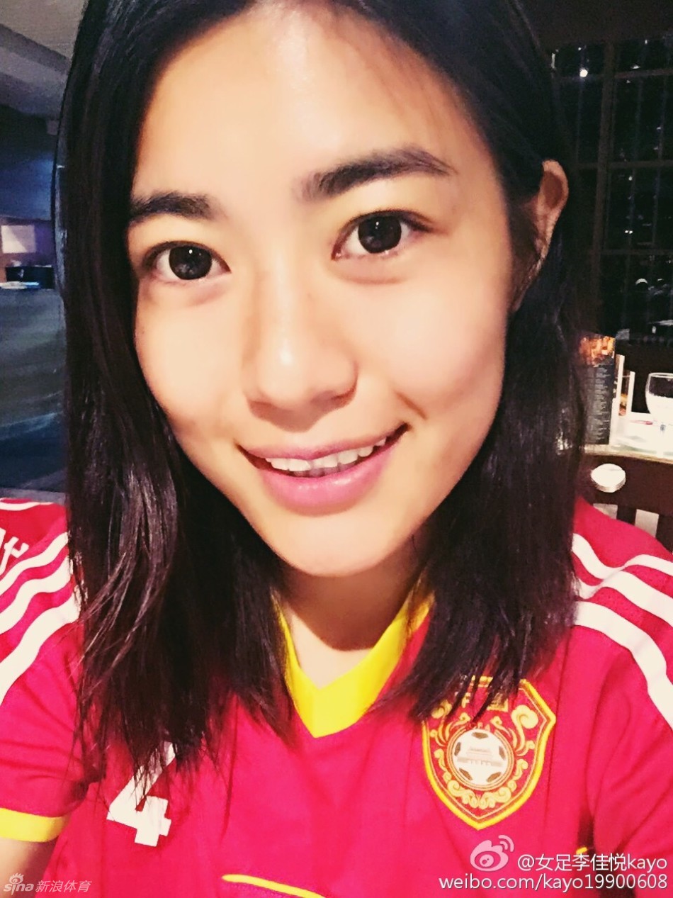 近日,中国女足国家队球员李佳悦的自拍照走红网络,网友纷纷表示这位