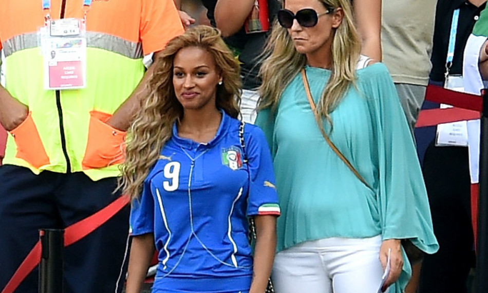 巴洛特利女友海边写真_高清图集_新浪网