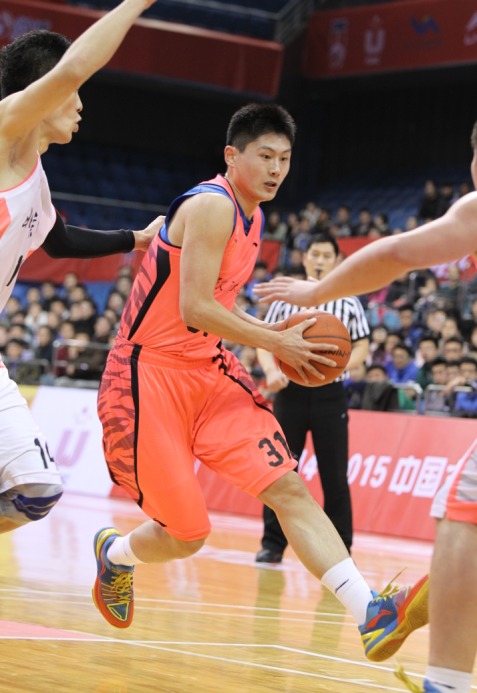 王洪突破王泽奇