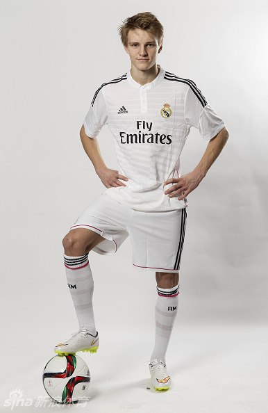 厄德高拍摄球衣写真