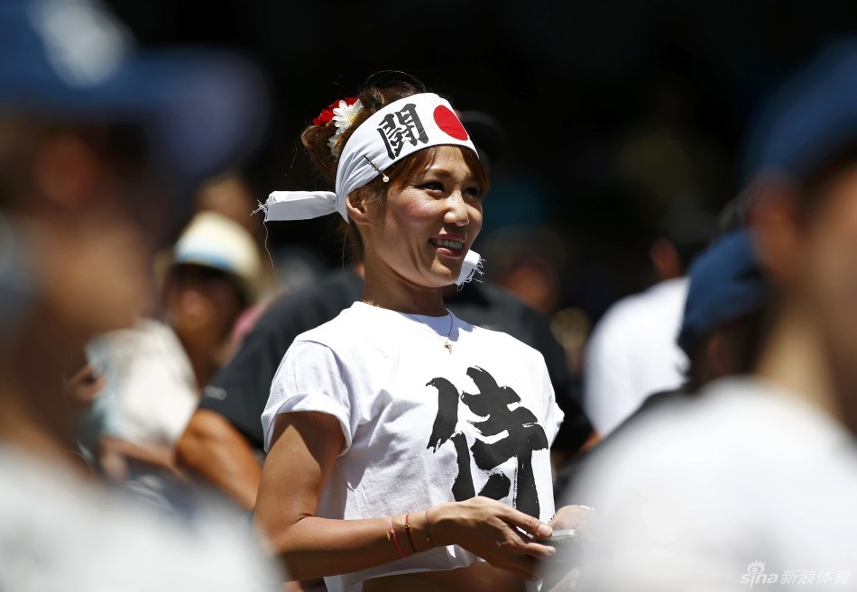 日本女球迷助阵锦织圭