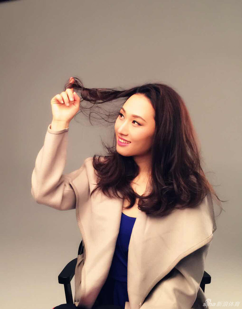 速滑冠军张虹拍写真秀玉腿_高清图集_新浪网