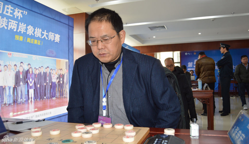 张申宏聚精会神