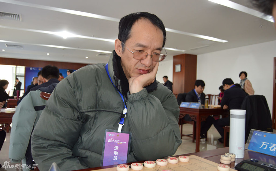 万春林托腮思考