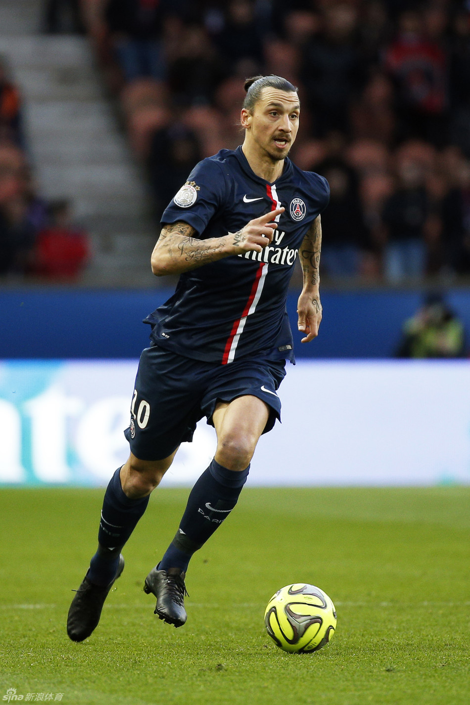 伊布脱衣庆祝领到黄牌