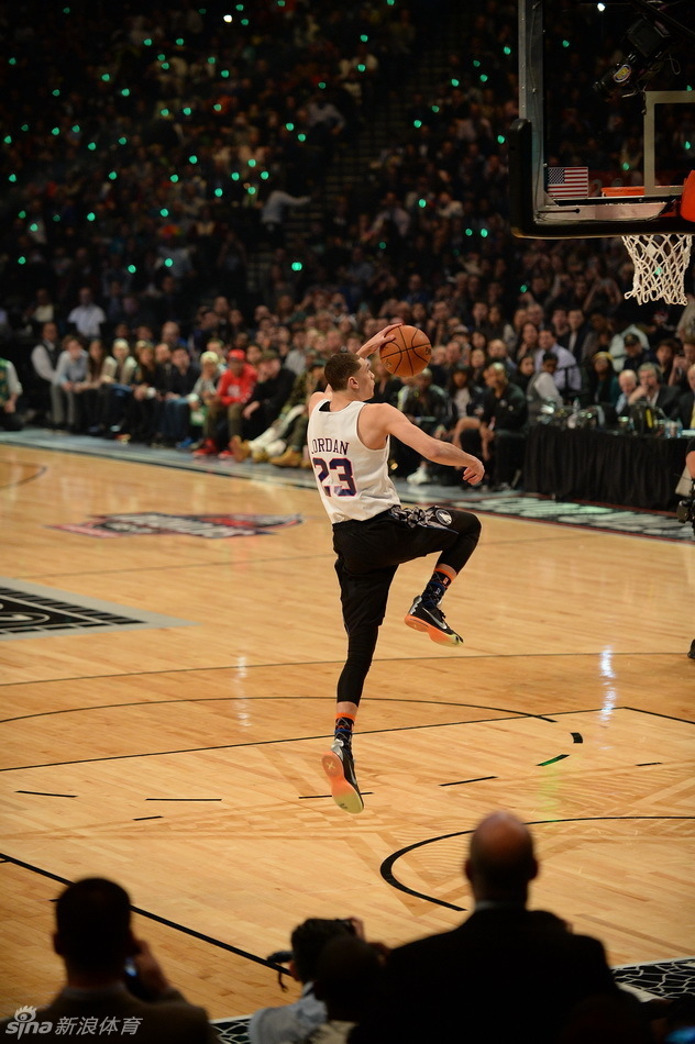8 / 12 北京时间2015年2月15号,nba全明星赛,压轴的扣篮大赛,拉文凭借