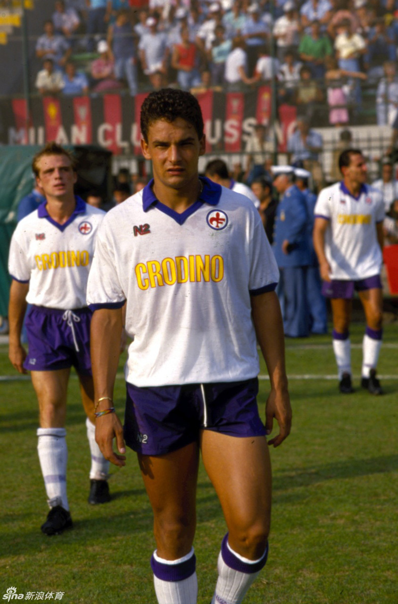 罗伯特-巴乔,意大利足坛最出色的前锋之一,先后效力过尤文,ac米兰和