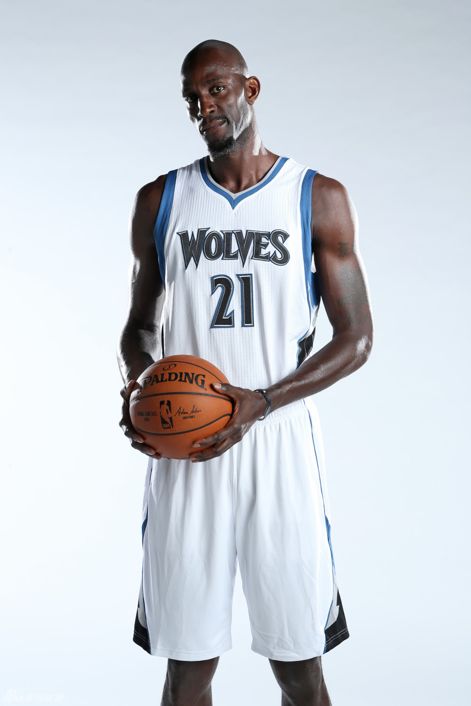 加内特回归森林狼拍宣传照