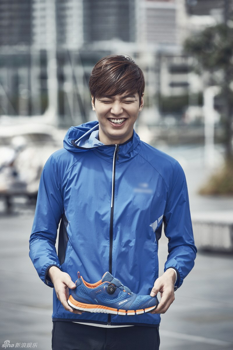 李敏镐为户外品牌拍摄广告