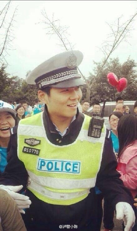 重庆马拉松交警酷似钟汉良 被围观致交通拥堵