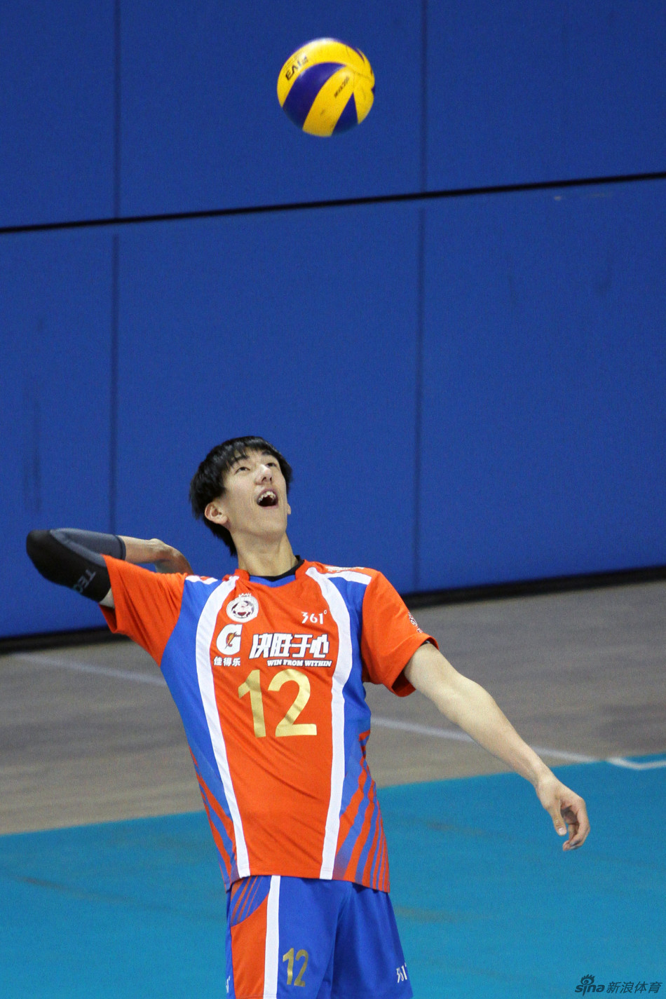 球迷镜头里的上海男排下_高清图集_新浪网