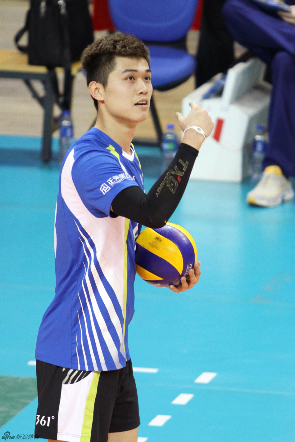 球迷镜头里的江苏男排_高清图集_新浪网