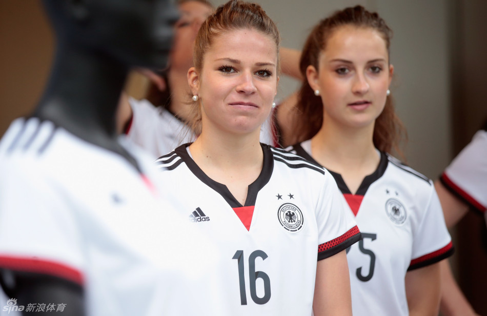 fifa女足世界杯官方用球发布_高清图集_新浪网