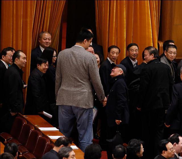 姚明面前大家都是霍比特人_高清图集_新浪网