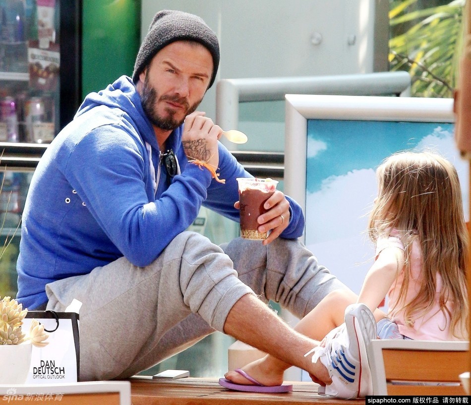 小贝小七街头享父女二人时光